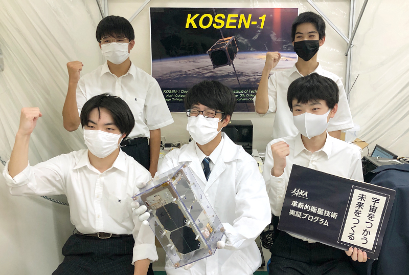 宇宙人材育成の目標として取り組んだKOSEN-1の開発が大きな一歩となった(写真は高知高専の学生ら)