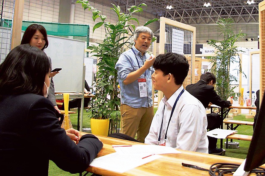 初めて学生ラウンジを設置し、学生と企業の直接交流の場もつくった