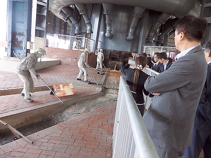 東田第一高炉跡で出銑作業員のマネキンを見学する一同