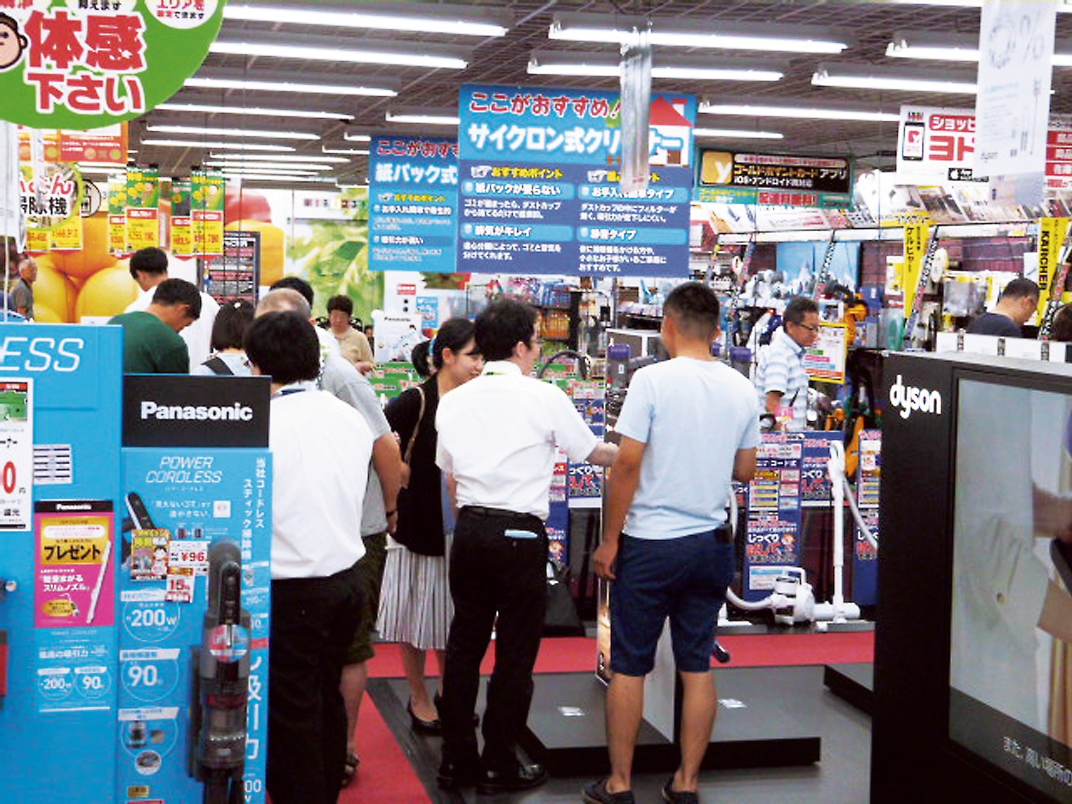 増税前の駆け込みでクリーナー売り場も混雑した