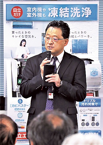 あいさつする島田営業部長