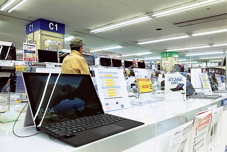 平日は年配客の来店が多く、PCも売れている