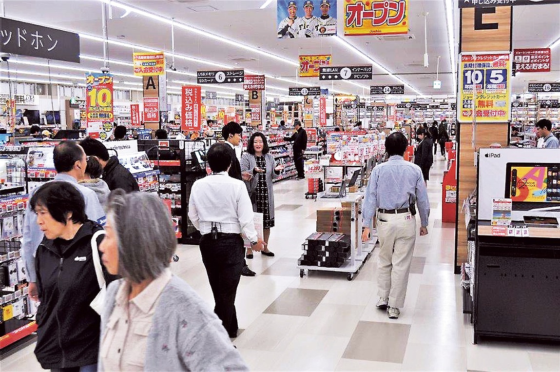 上新電機茨木店の明るく、広々とした店内