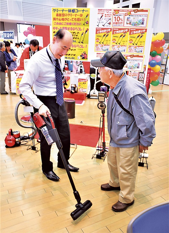 実際の使用感を確かめられる掃除機コーナー（横浜会場）