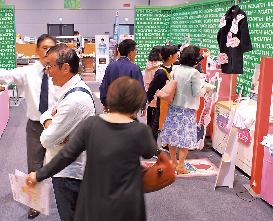 にぎわう新都市ホール会場