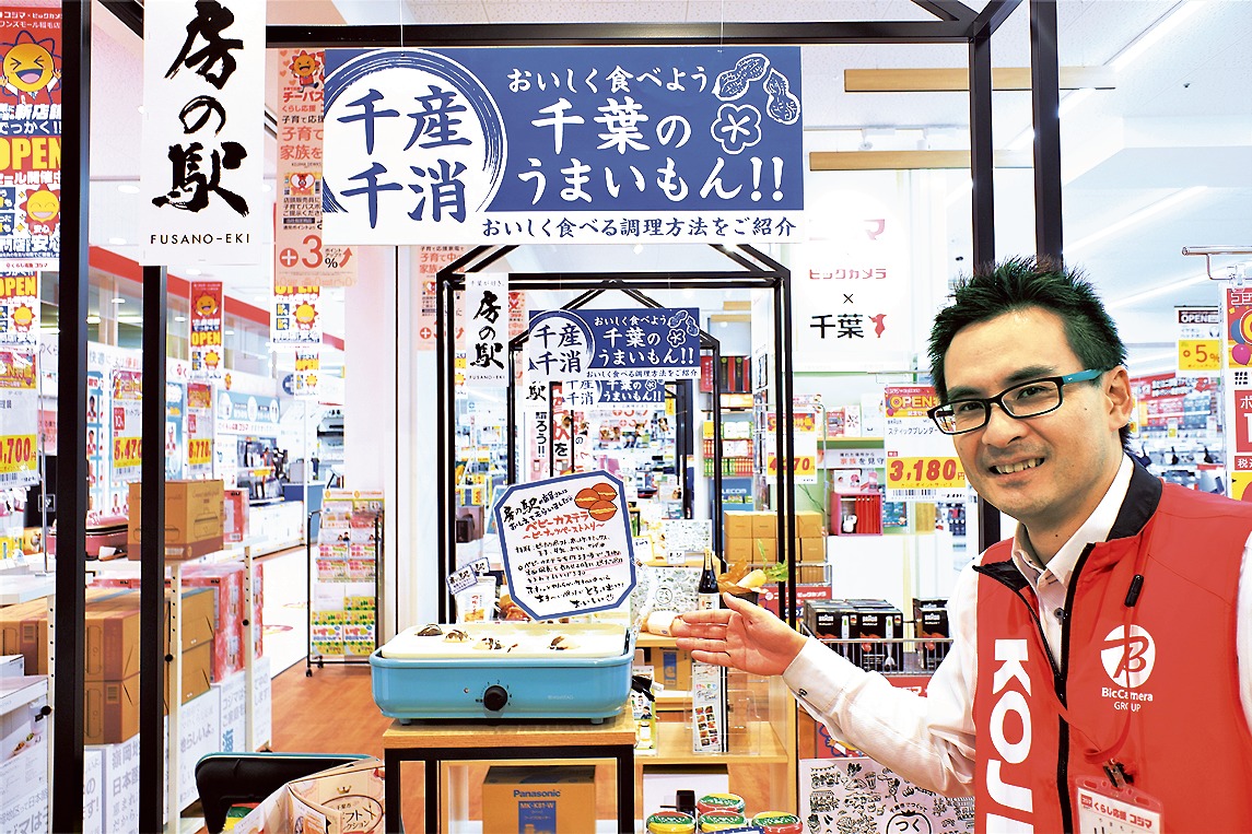 「PRコーナー」を紹介する山本店長