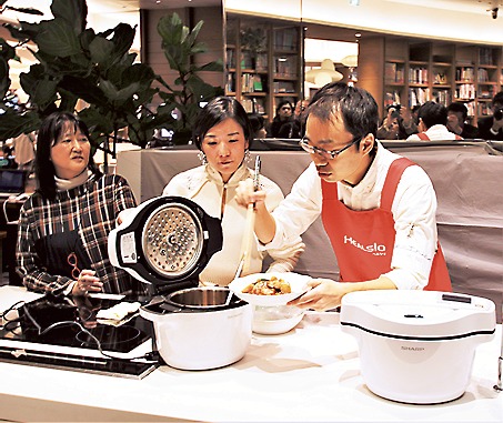 調理家電の実演の様子（左から戸井田氏、小沢氏、シャープ担当者）