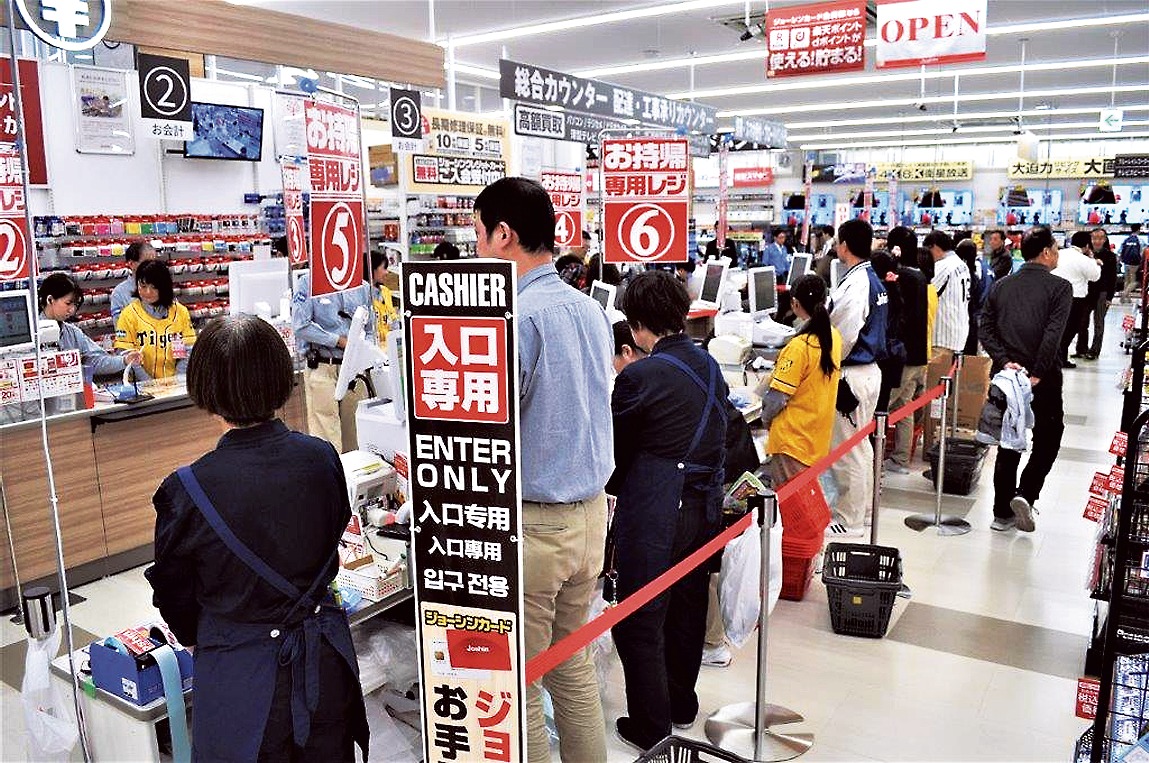 盛況なスタートを切った上新電機西宮店。にぎわうレジ周辺