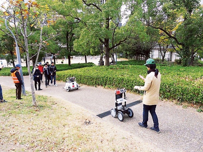 扇町公園のコースを自律走行する移動ロボット