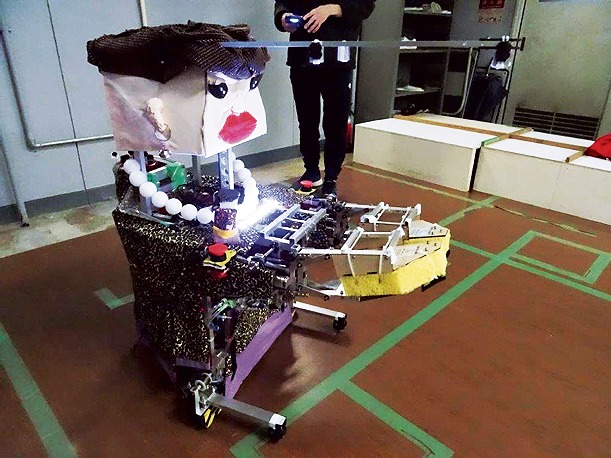 大阪のおばちゃんをイメージした手動ロボット