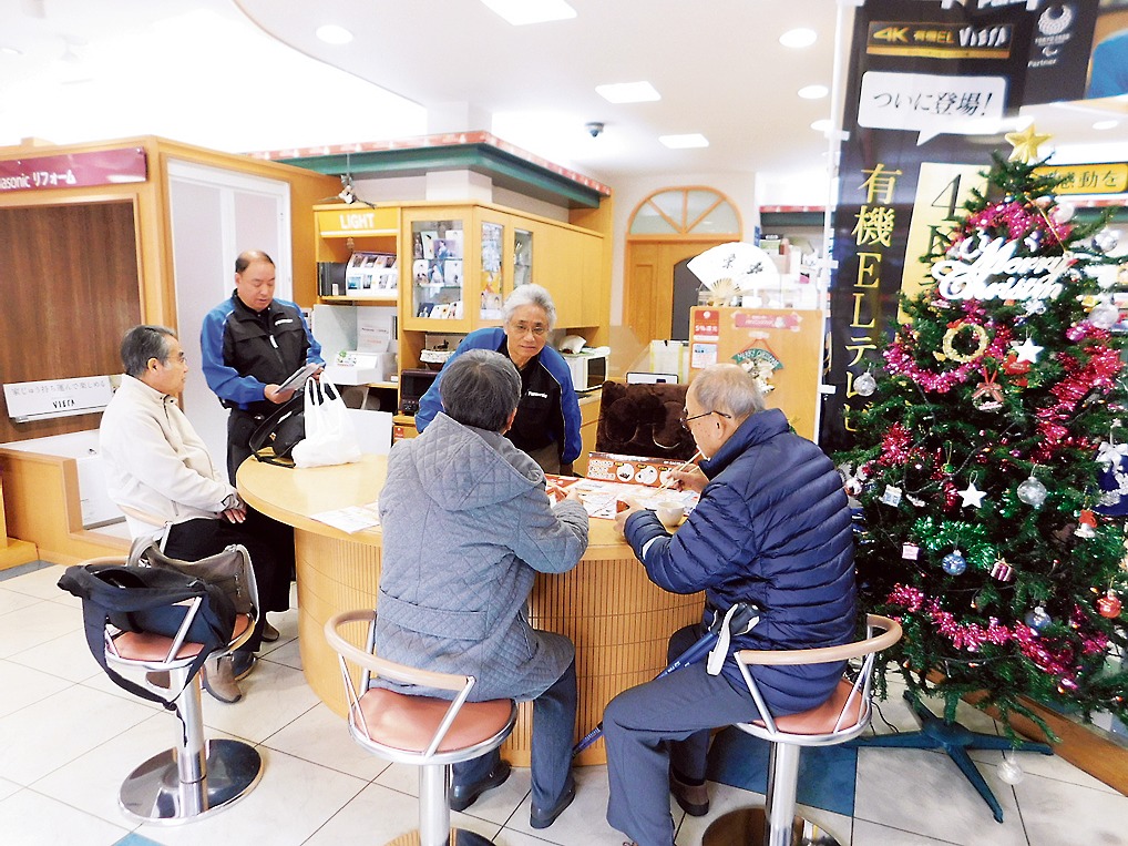 年末個展はぜんざいなどを振る舞い、来場者をもてなした（福井電器本店）