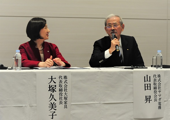 会見する山田会長(右)と大塚社長