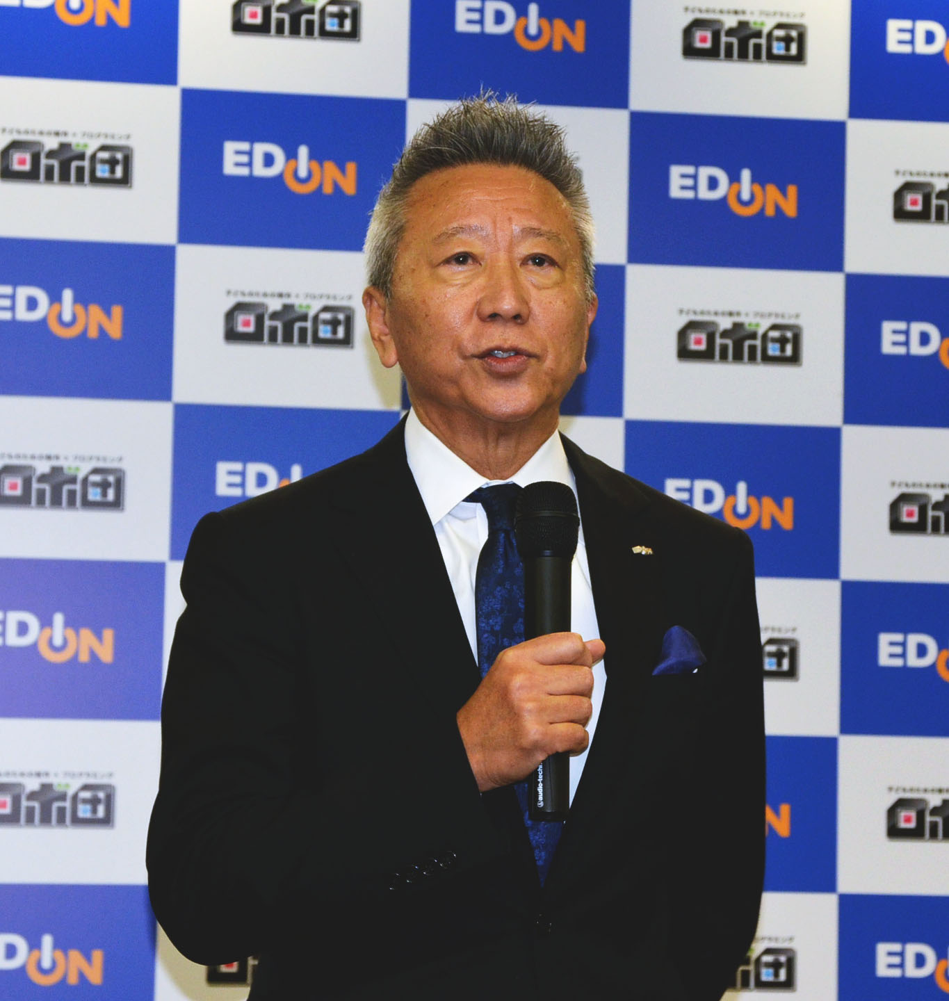 あいさつする久保会長兼社長