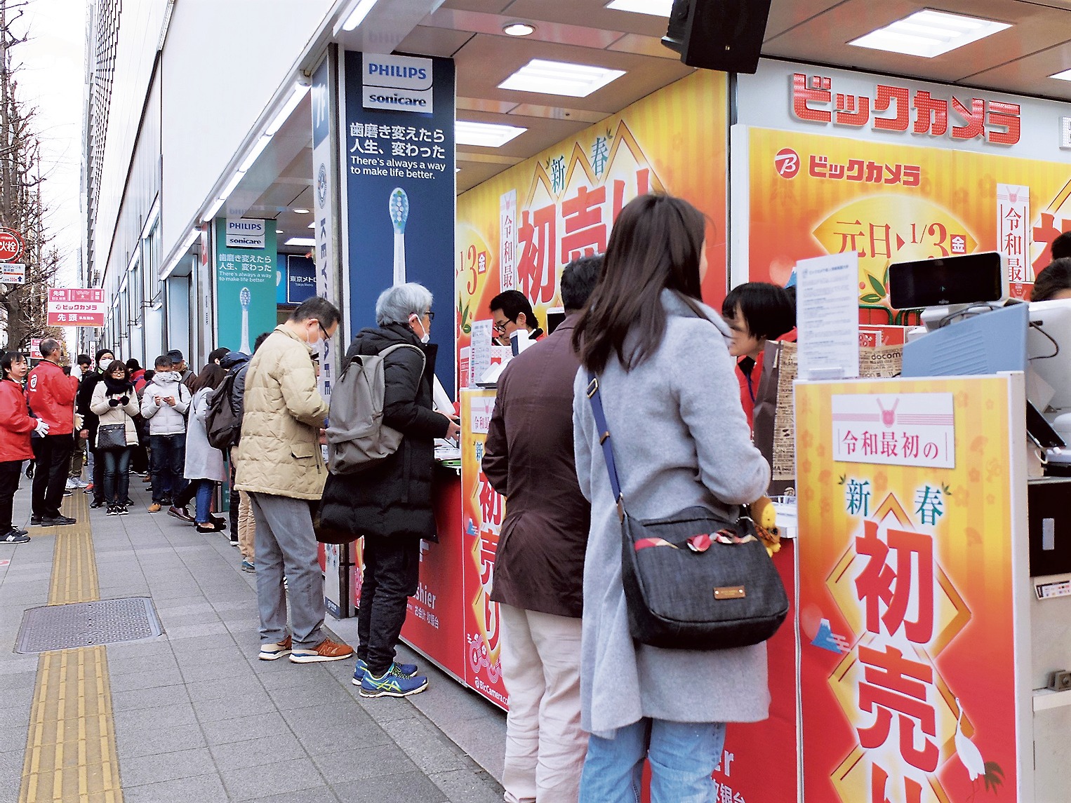 ビックカメラ有楽町店では、オープン前から販売を開始した福箱に多くの来店客が詰めかけた