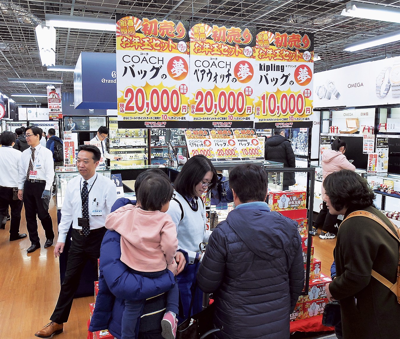 ブランドバッグや時計のお年玉セットは訪日外国人客に人気（ヨドバシカメラAkiba）