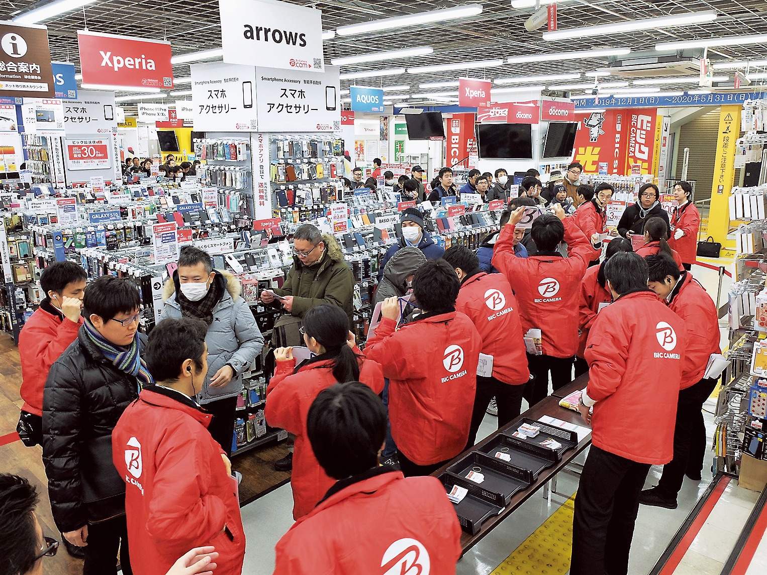 目当ての抽選販売商品に申し込む来店客。先着販売と合わせてオープン前には約800人が並んだ（ビックカメラ有楽町店）