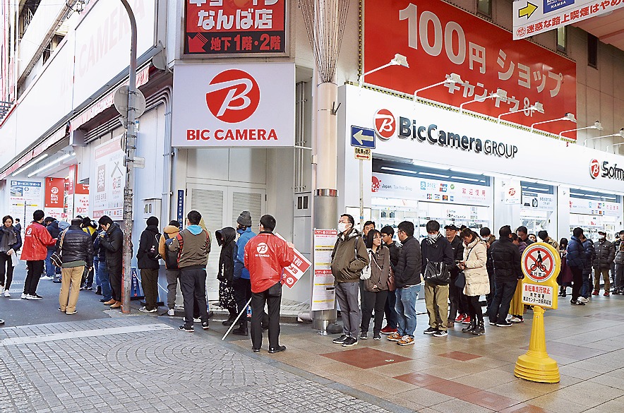 ビックカメラなんば店前の行列