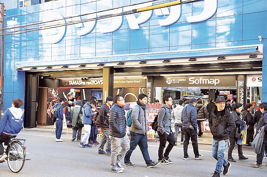 初売りでにぎわうソフマップなんば店