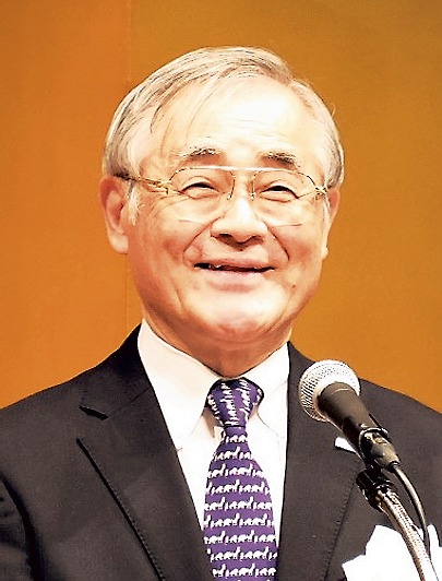 あいさつする千歳会長