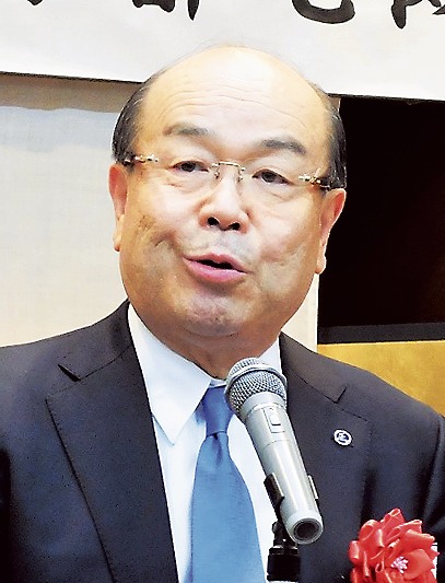 あいさつする峯田理事長