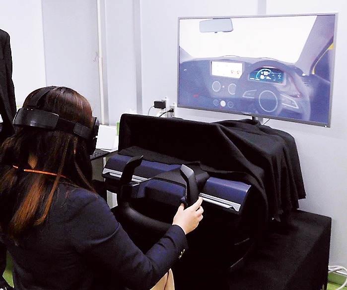 VRゴーグルにより実際の運転席での操作性などを検討できる