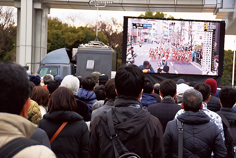 会場の大型モニター