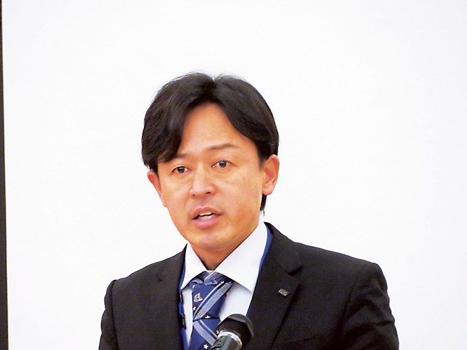 決意を発表する山田副社長