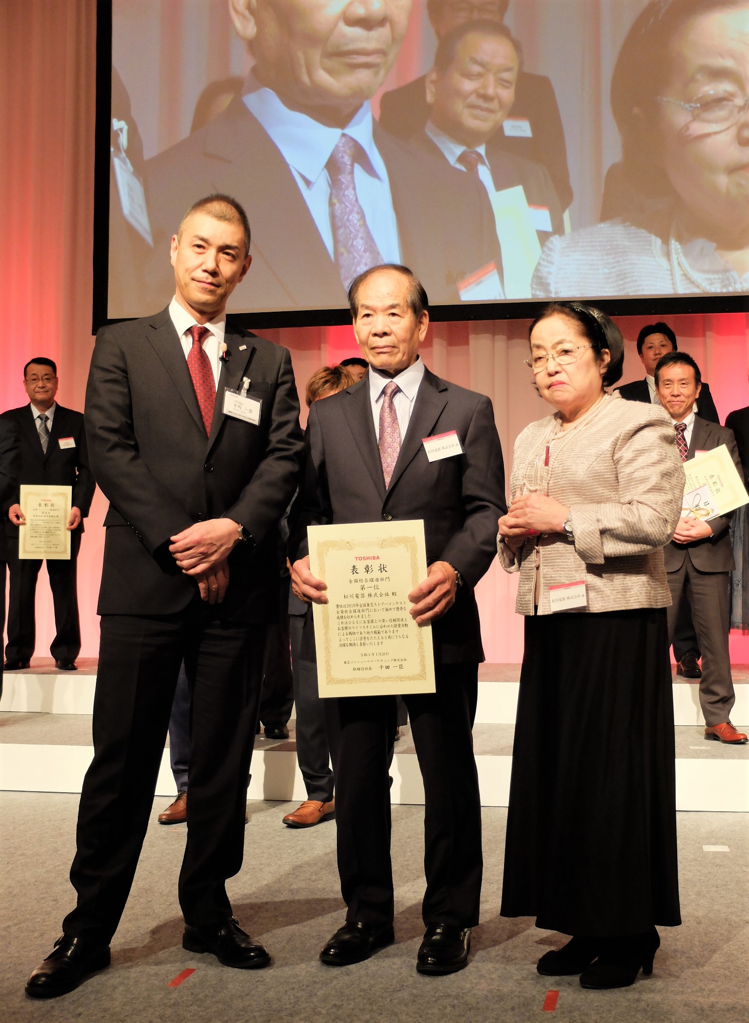 「全国総合躍進部門」で1位となった松川電器の松川社長（中央）。通算9回目となる受賞の喜びを語った