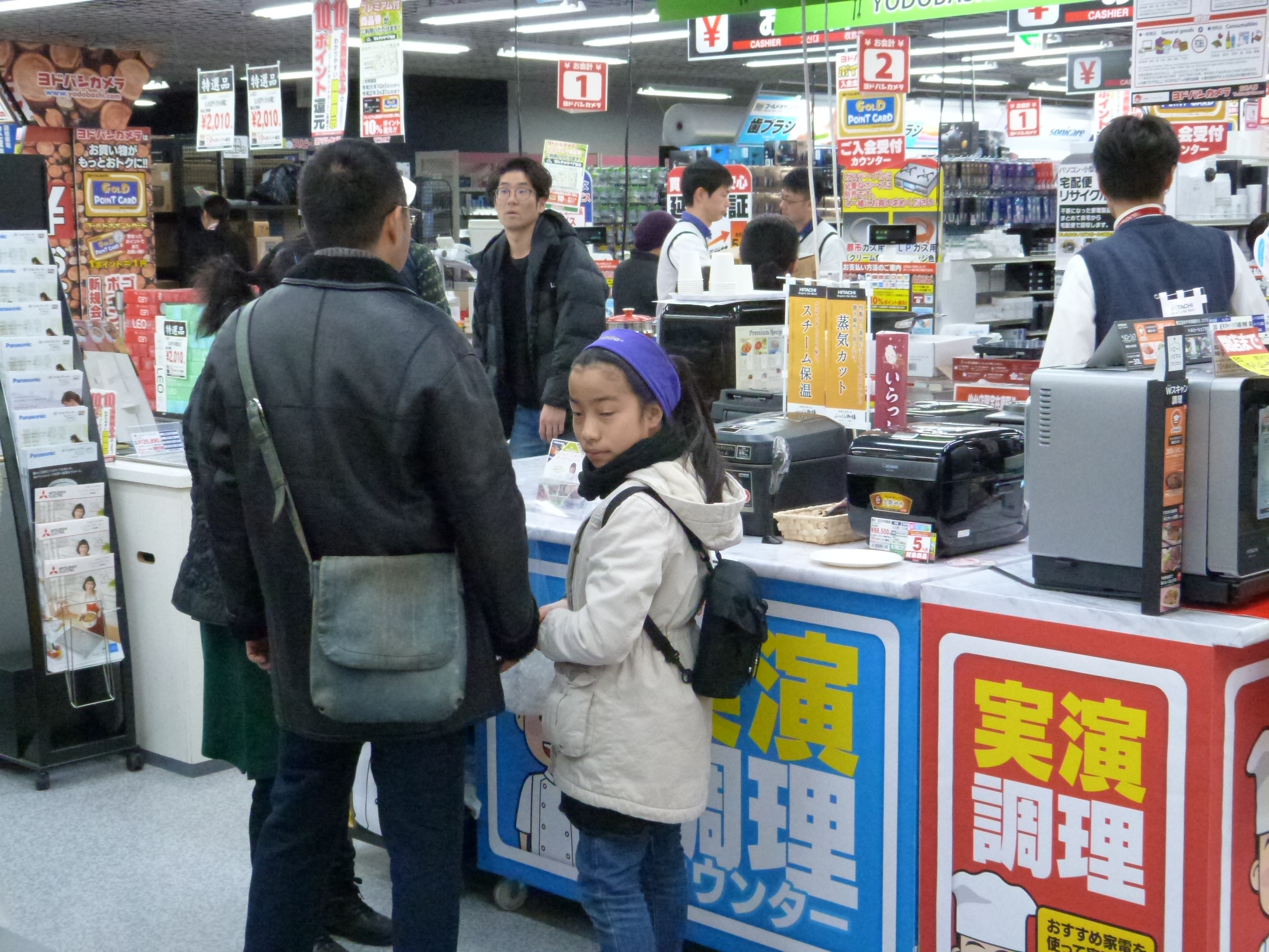 調理家電売り場で品定めする来店客（ヨドバシカメラ仙台）