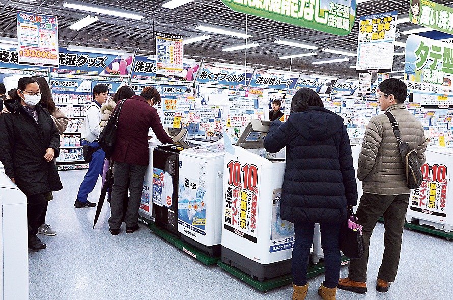 多くの客でにぎわう洗濯機コーナー（写真はいずれもヨドバシカメラマルチメディア梅田）