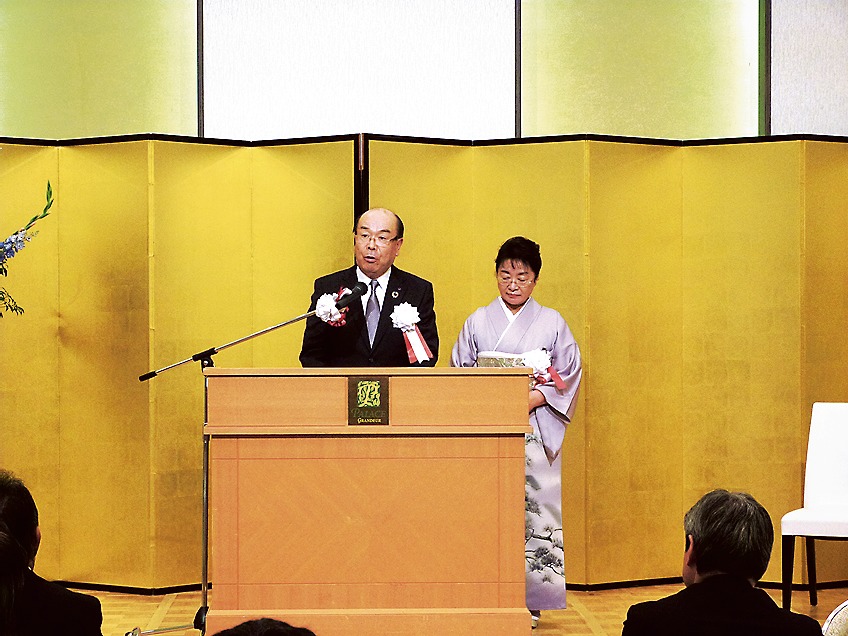 謝辞を述べる峯田氏（左）と洋子夫人