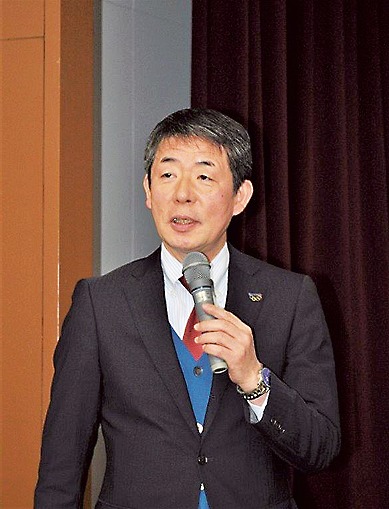 あいさつする中田社長