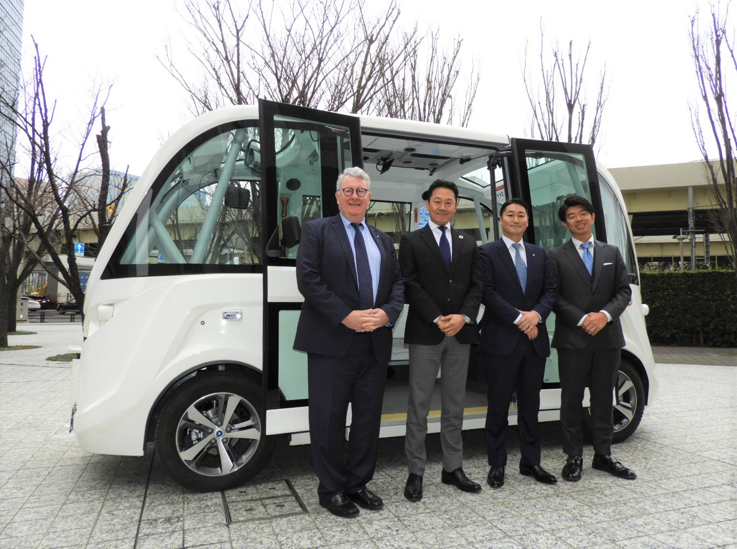 自動運転バスの実用化に向けて協定を締結した（右から）ＳＢドライブの佐治社長、境町の橋本正裕町長ら＝東京都港区