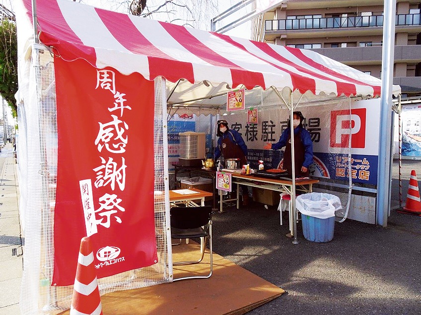 店舗横の屋台スペース。店内が混み合うと商談スペースとしても使用する