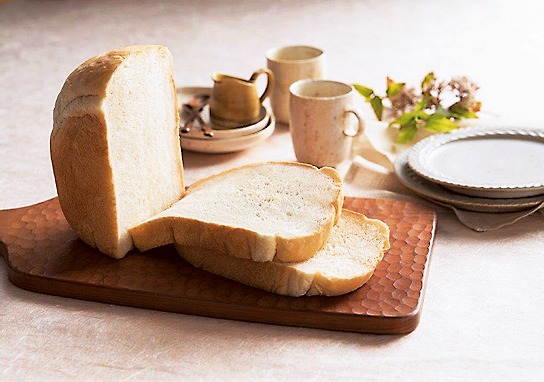 高級食パンが人気の中、ホームベーカリにより家庭で高級食パンが作れる（おうち乃が美）