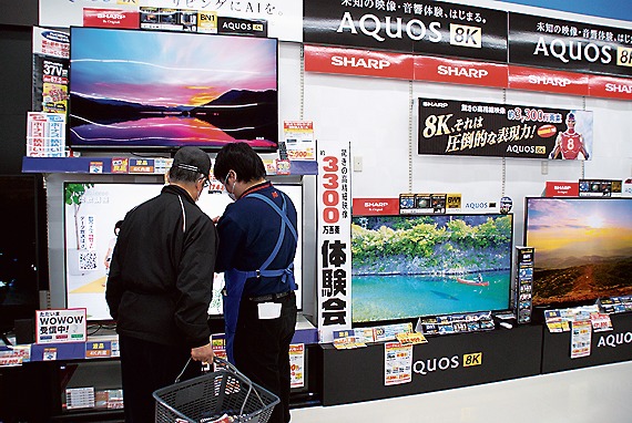 大画面を中心に展示しているテレビ売り場