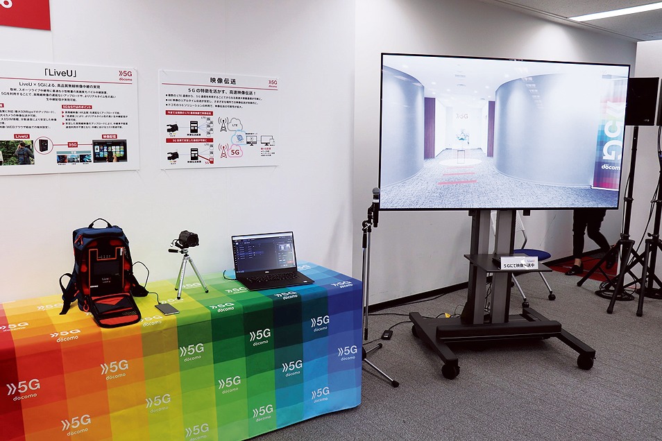 5Gを活用した低遅延の映像伝送を実演（上）。イベントなどで一時的に貸し出すキャリー5G