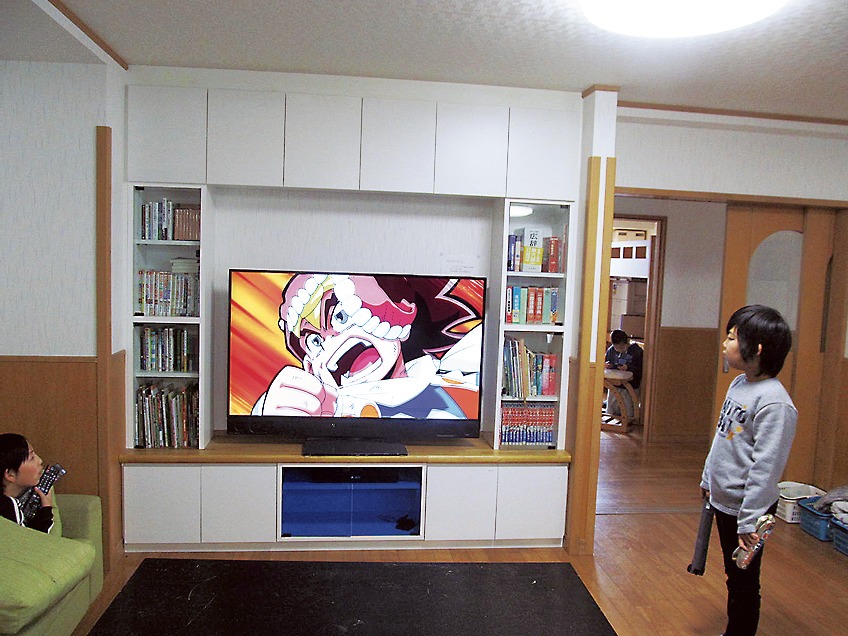 新しい4Kテレビでアニメ番組を楽しんだ