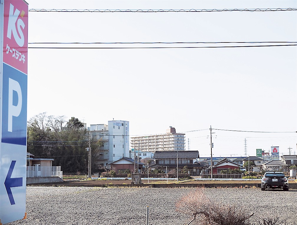 ケーズの駐車場からは、ヤマダの看板が見える