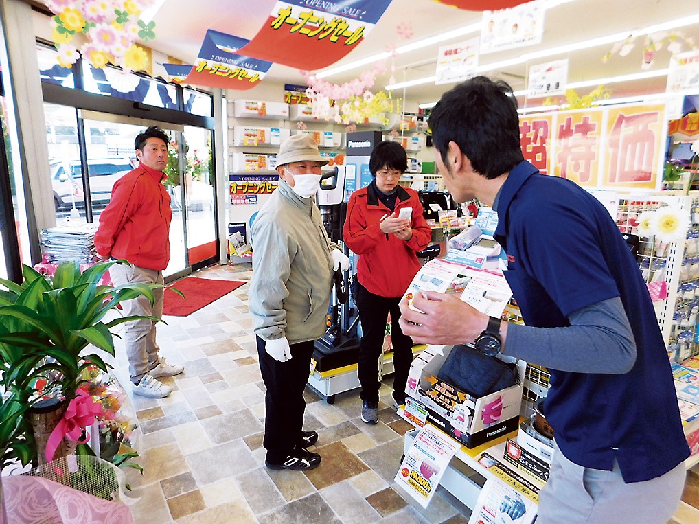 オープン当日は朝早くから顧客が駆け付けた