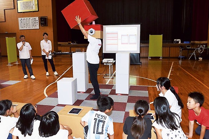 出前授業「動け‼ せんせいロボット」の移動プログラミングに取り組む出雲市立小学校の子どもたち