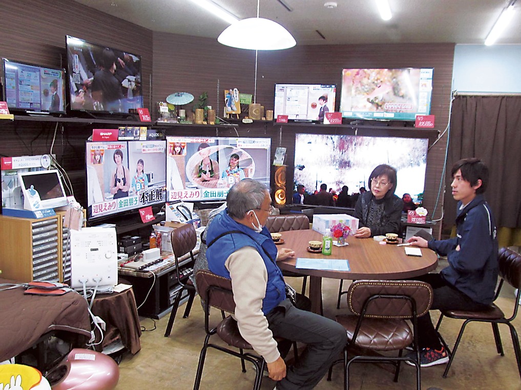 来店客が視聴しやすい4Kテレビ（ナコー碧南タカス）