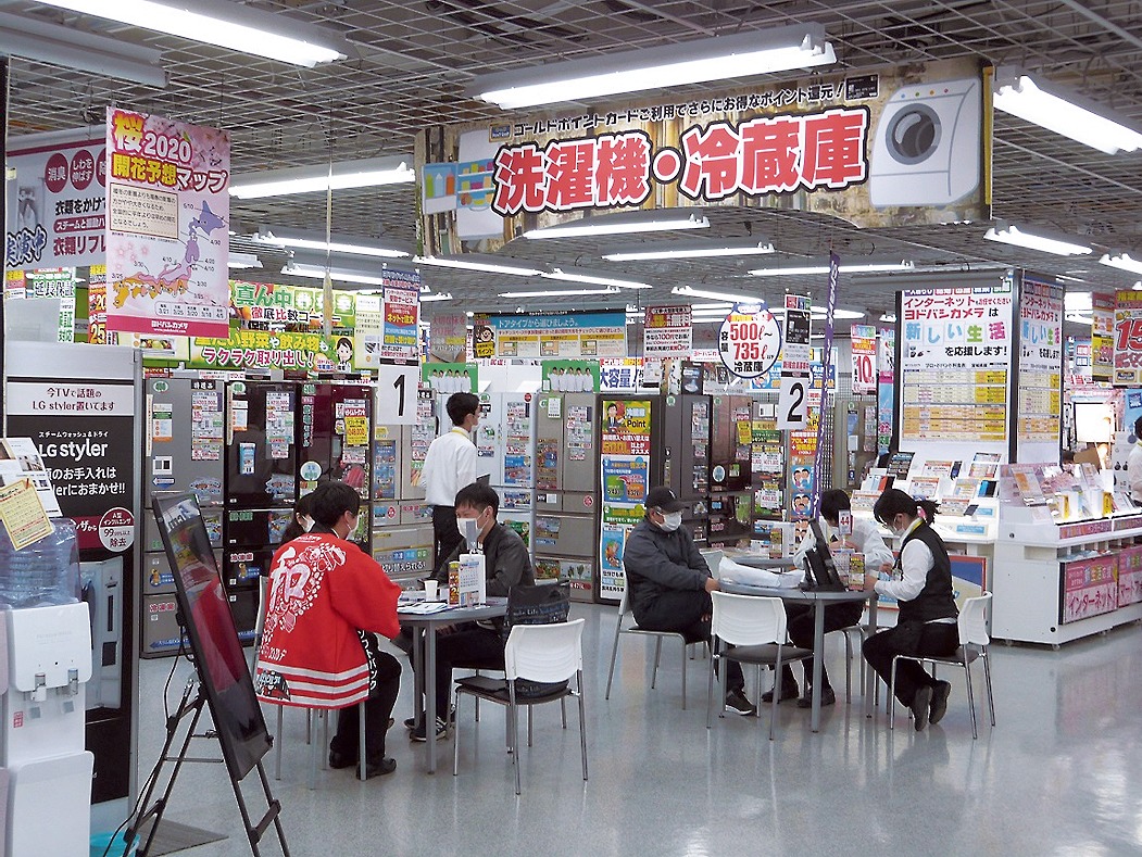 来店者は減っているが家電品の買い替えに訪れる買い物客（仙台市内の量販店）