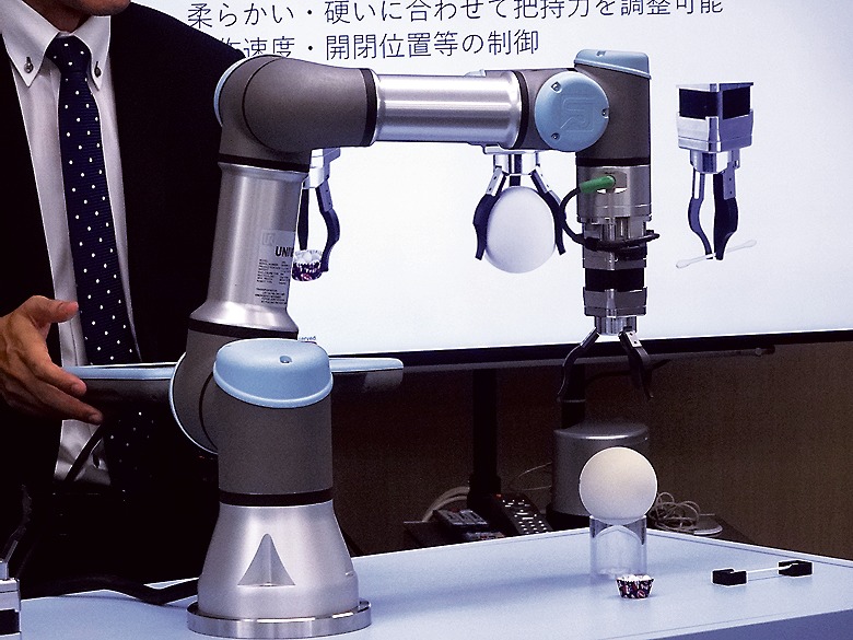 シナノケンシのロボットハンド「ARH305A」。動作速度や開閉位置なども制御することができる