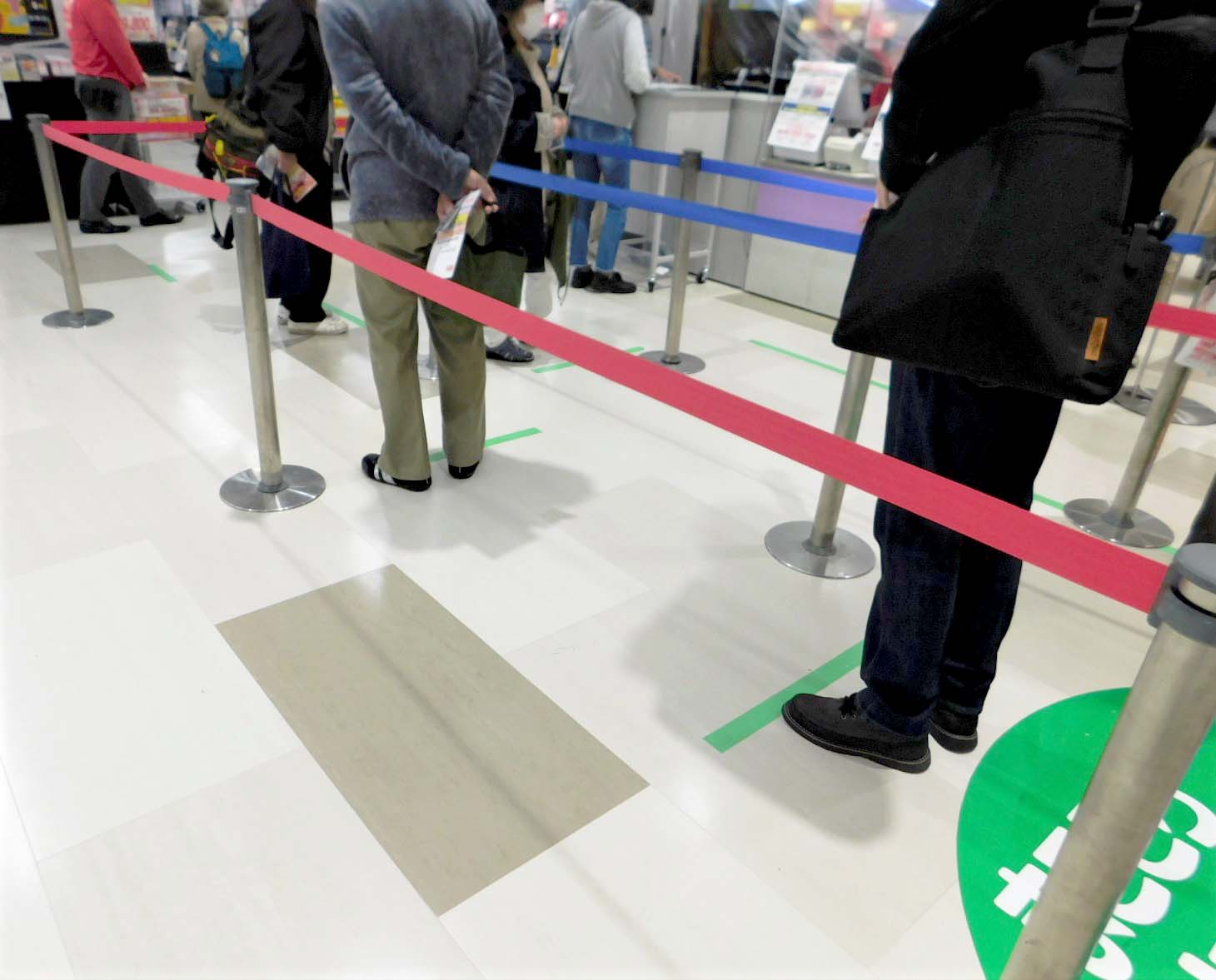 レジ前は間隔を空けて並ぶように対策を打つ（上新電機香里園アル・プラザ店） 