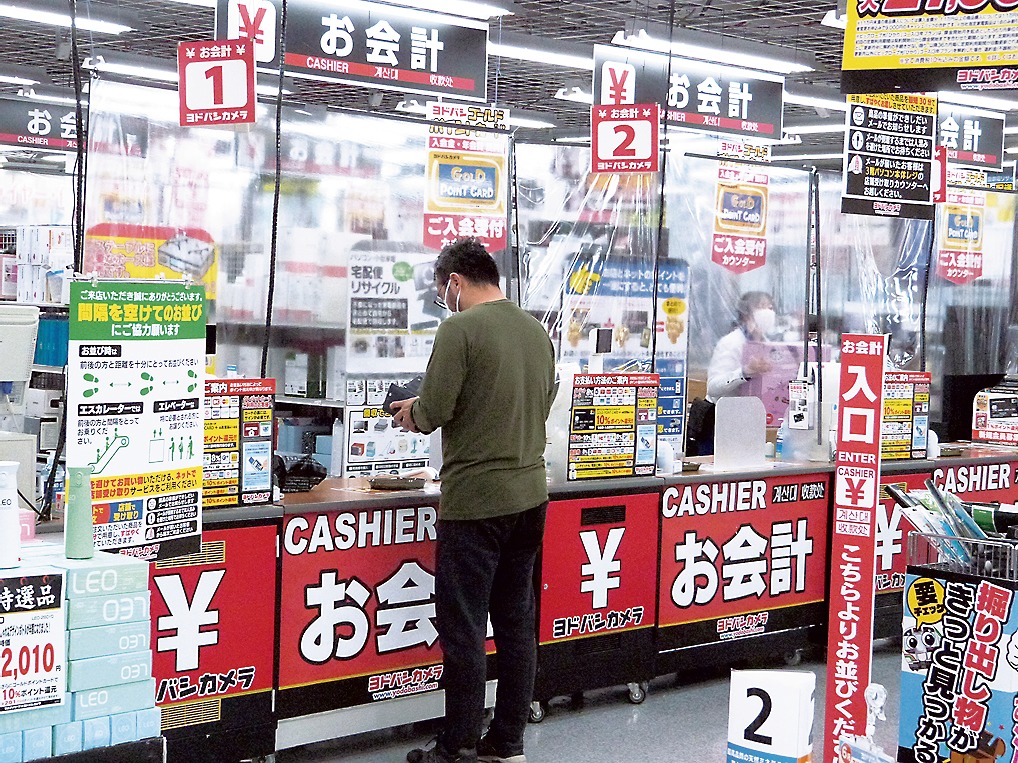 量販店のレジではビニールシートで感染を予防