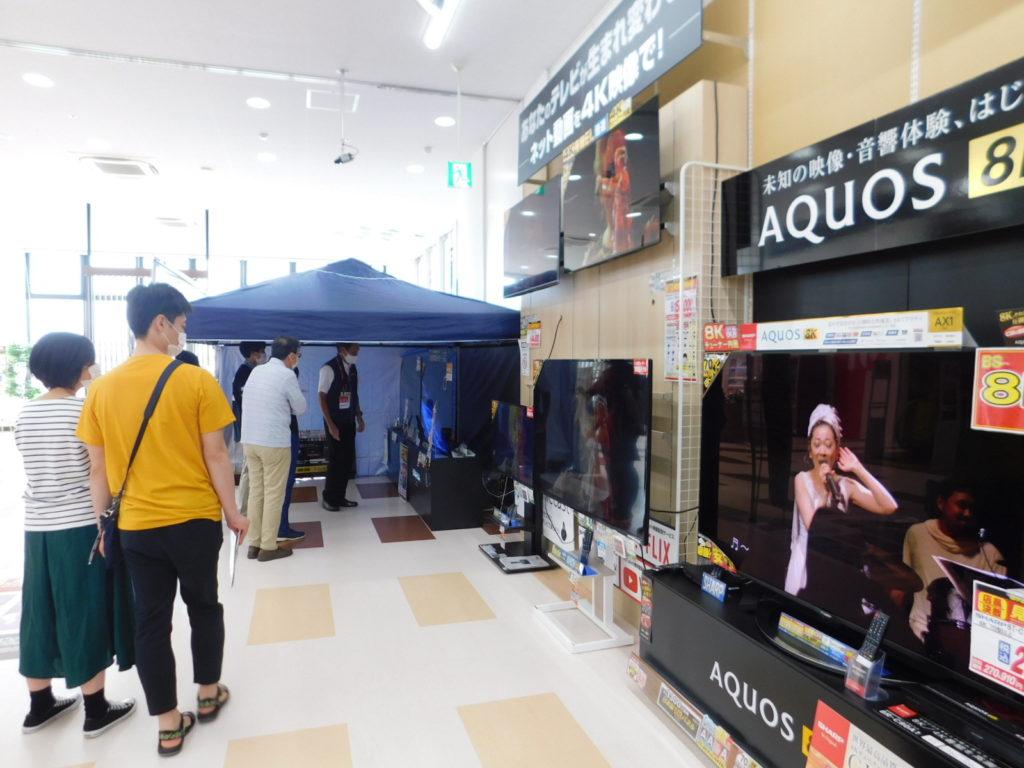 テレビも大型を中心に動く（いずれも上新電機高槻店）