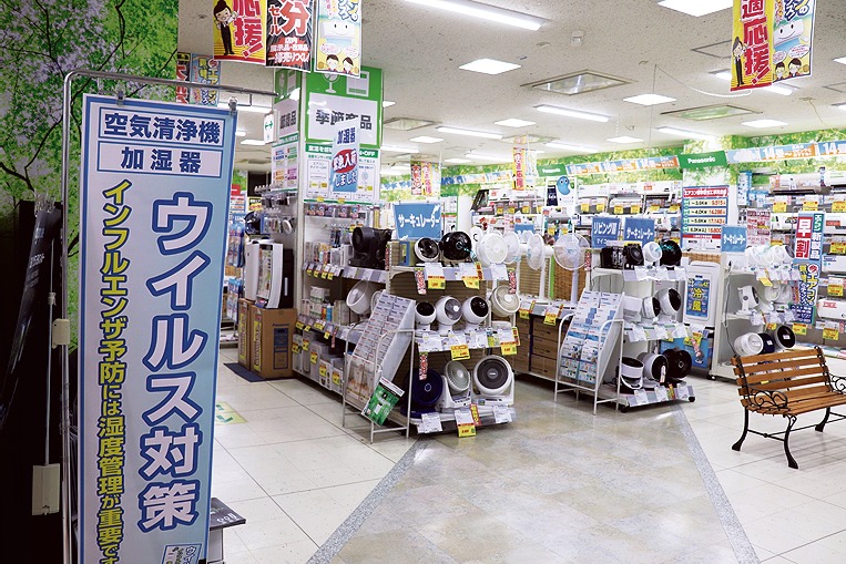 ウイルス対策を兼ねた夏物商品の提案をしているベスト電器福岡本店