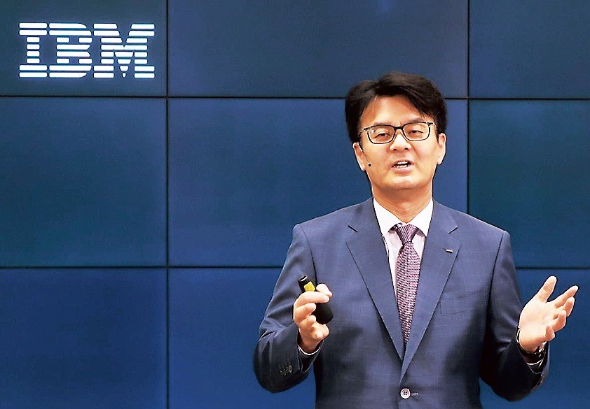 オンライン説明会で金融業界のDX支援について説明する日本IBMの山口社長