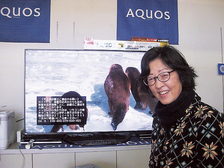 店内の70型8Kテレビ展示